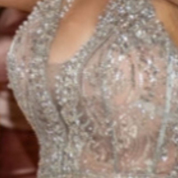 Gown - Picture 4 of 6